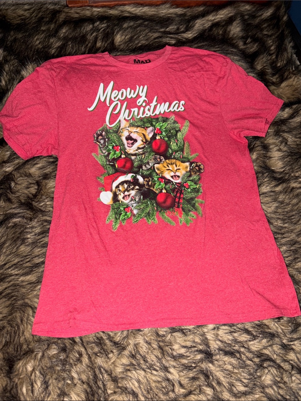 MAD Engine Red 'Meowy Christmas' Cat Wreath Graphic Tee Size Large